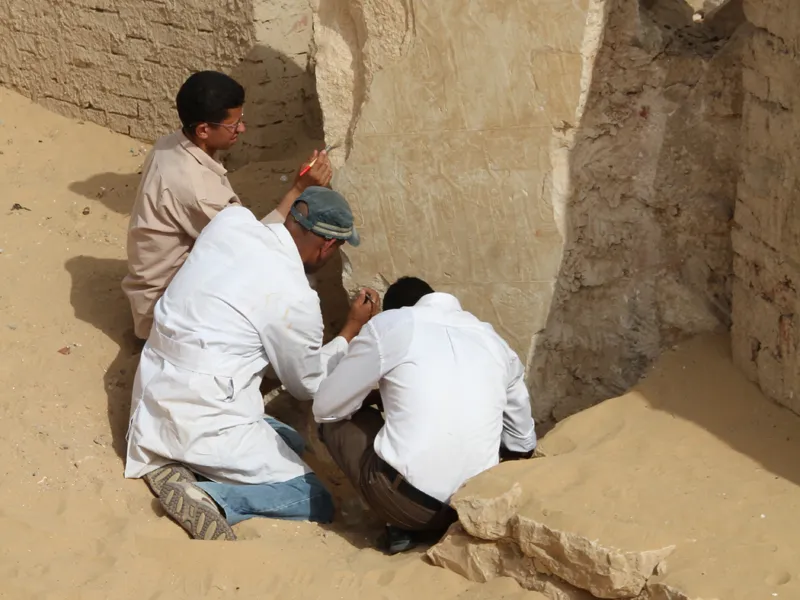 Sahure Ausstellung, Liebieghaus – Frankfurt am Main - Säuberung der Reliefs in Abu Sir vor dem 3D-Scannen