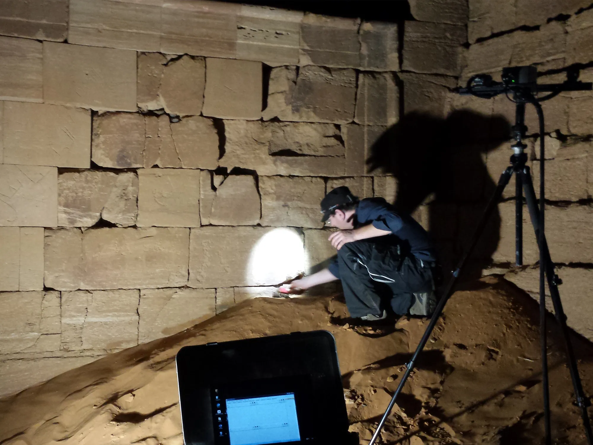 Meroe (Sudan) - 3D-Scannen der Reliefflächen nach Sonnenuntergang