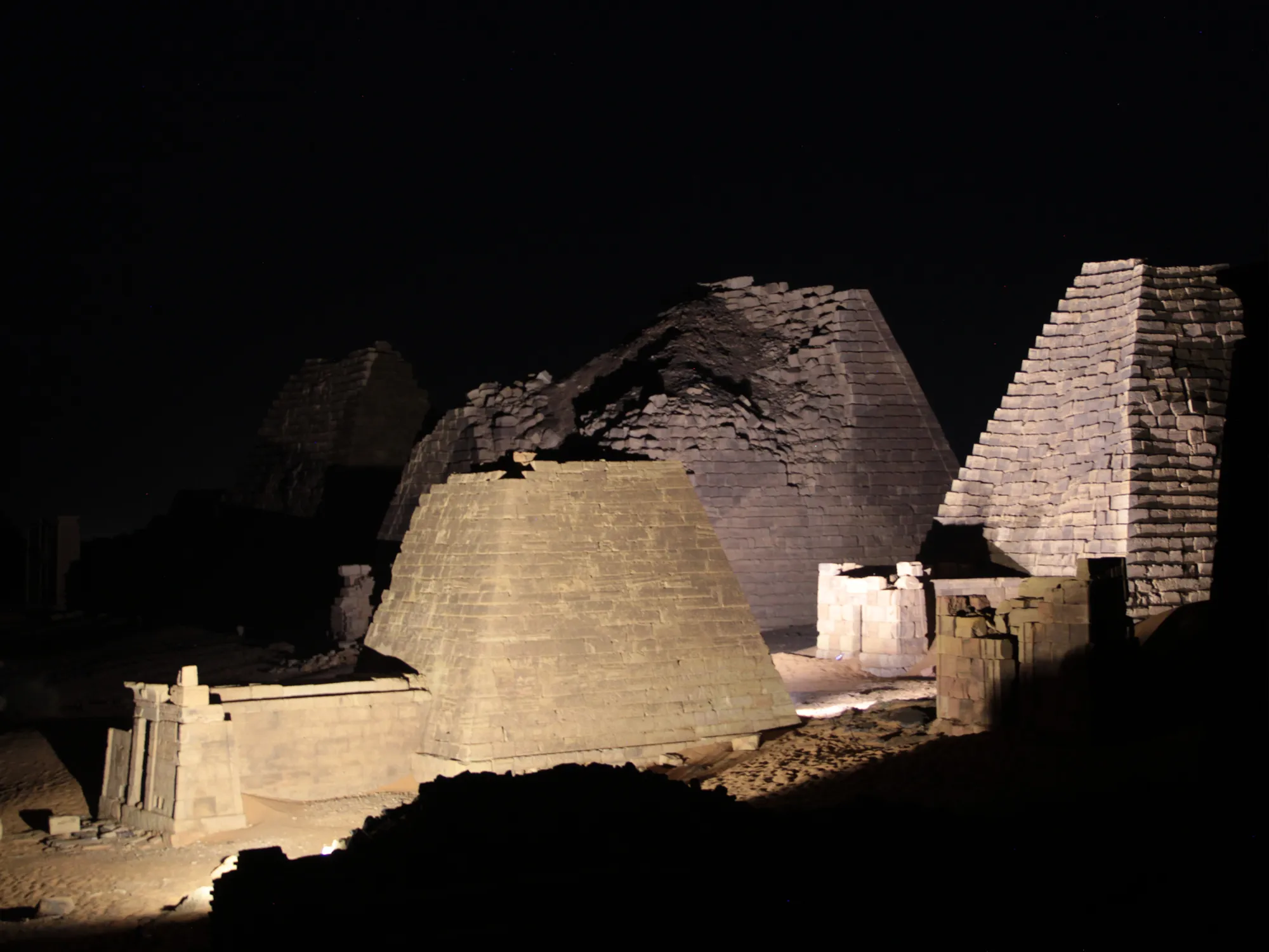Meroe (Sudan) - 3D-Scannen der Reliefflächen nach Sonnenuntergang