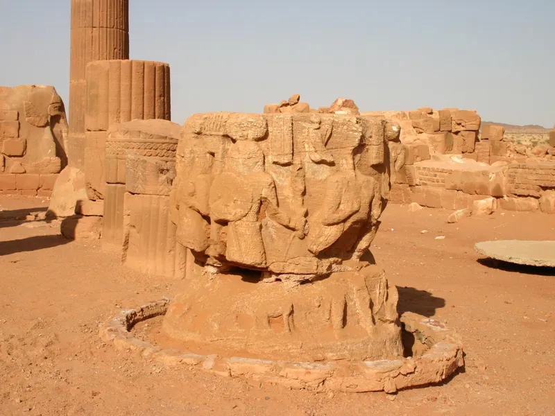 Musawwarat (Sudan) - Foto einer Säulenbasis aus der großen Anlage