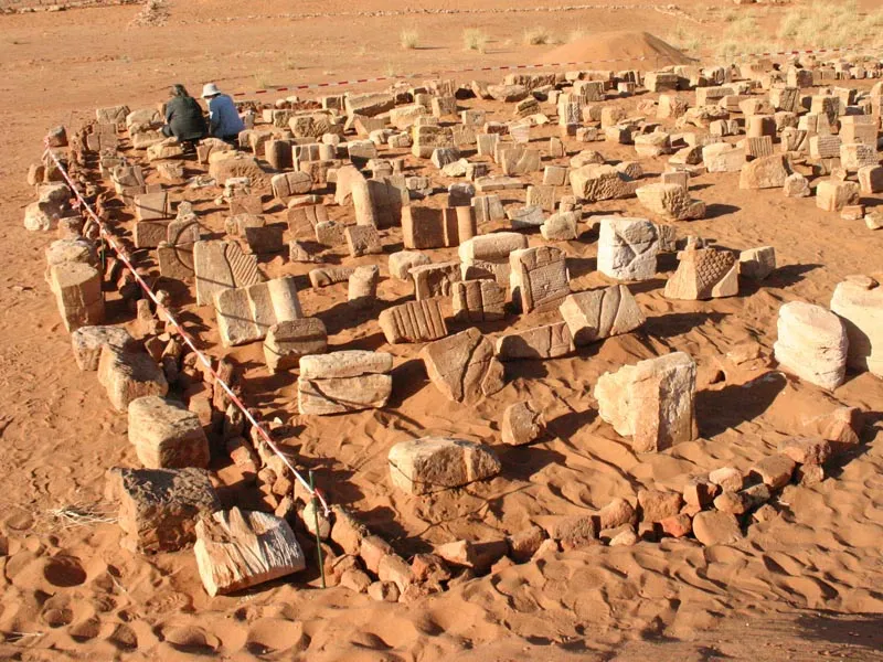 Naga–Tempel 200 - Vorbereitung der reliefierten Blöcke aus dem Versturz zur 3D-Bestandserfassung