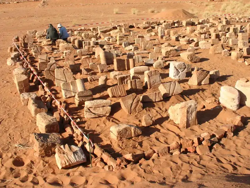 Naga–Tempel 200 - Vorbereitung der reliefierten Blöcke aus dem Versturz zur 3D-Bestandserfassung